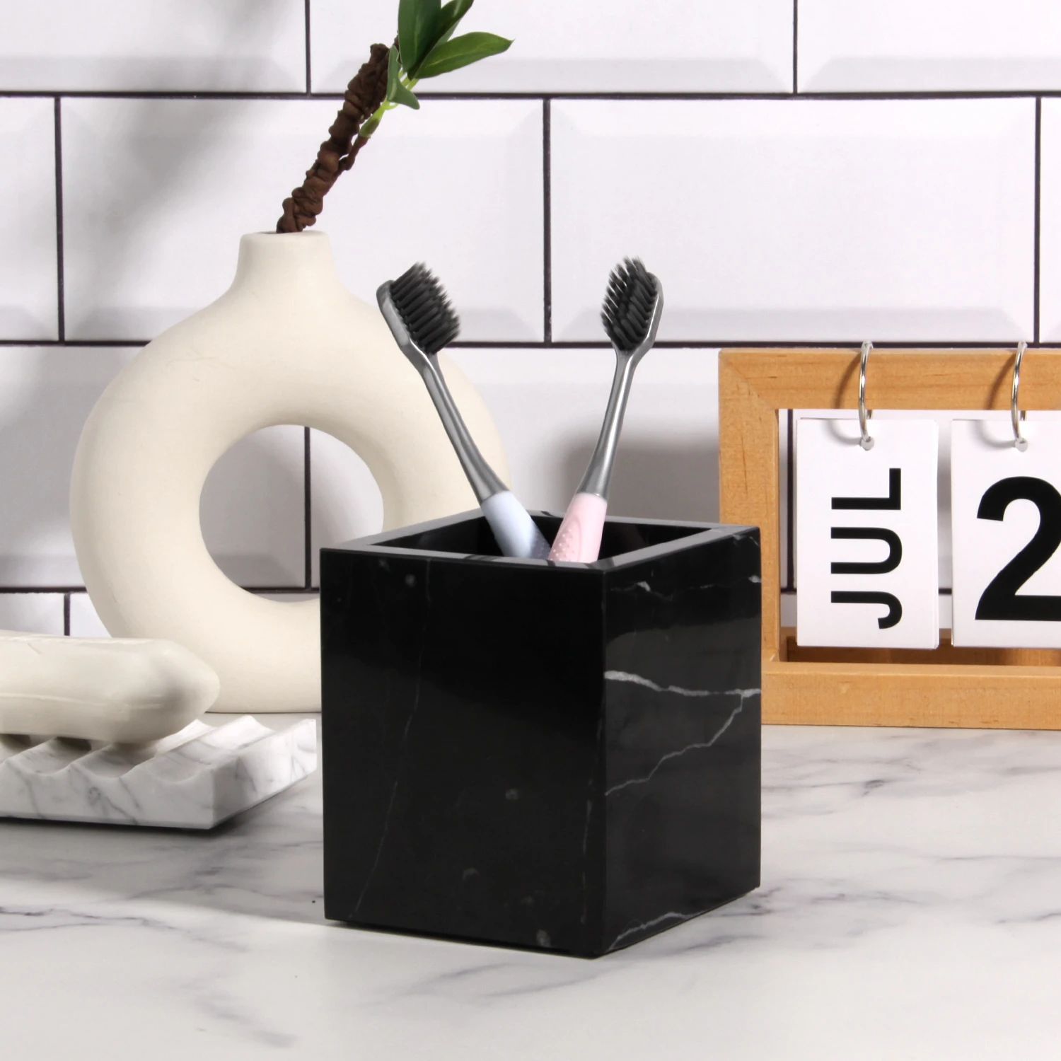 Zahnb&uuml;rstenhalter aus schwarzem Marquina-Travertin-Marmor