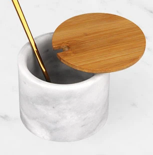 Salzstreuer aus grauem Marmor mit Holzdeckel und goldenem Edelstahll&ouml;ffel