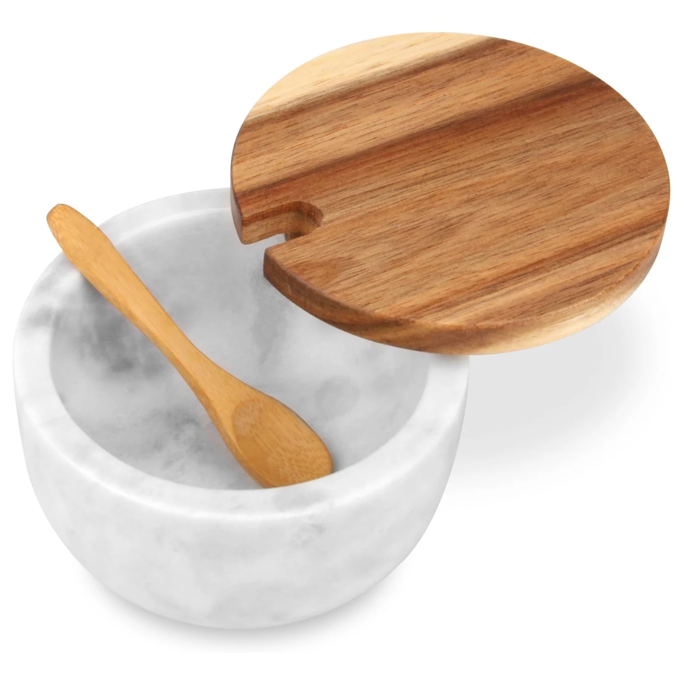 Salzkeller aus wei&szlig;grauem Marmor mit Holzdeckel und Holzl&ouml;ffel