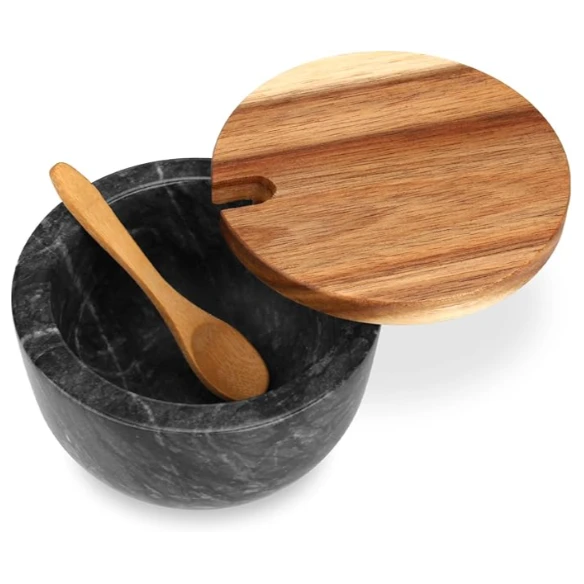 Salzkeller aus dunkelgrauem Marmor mit Holzdeckel und Holzl&ouml;ffel